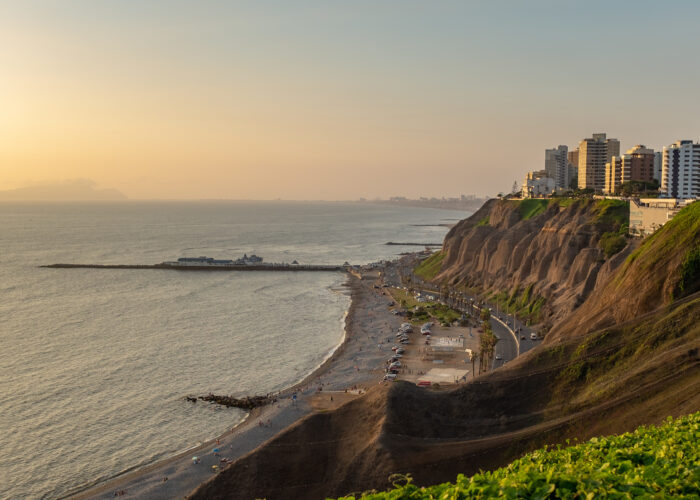 Escala en Lima: acantilados de Miraflores frente al Pacífico al atardecer