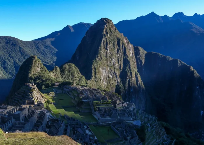 La ciudadela de Machu Picchu y el Huayna Picchu con sol de mañana