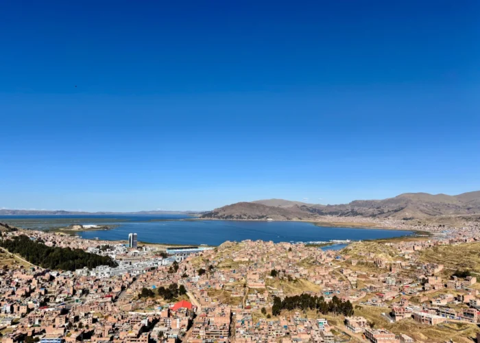 Puno y el lago Titicaca desde lo alto, a unos 3.830 m