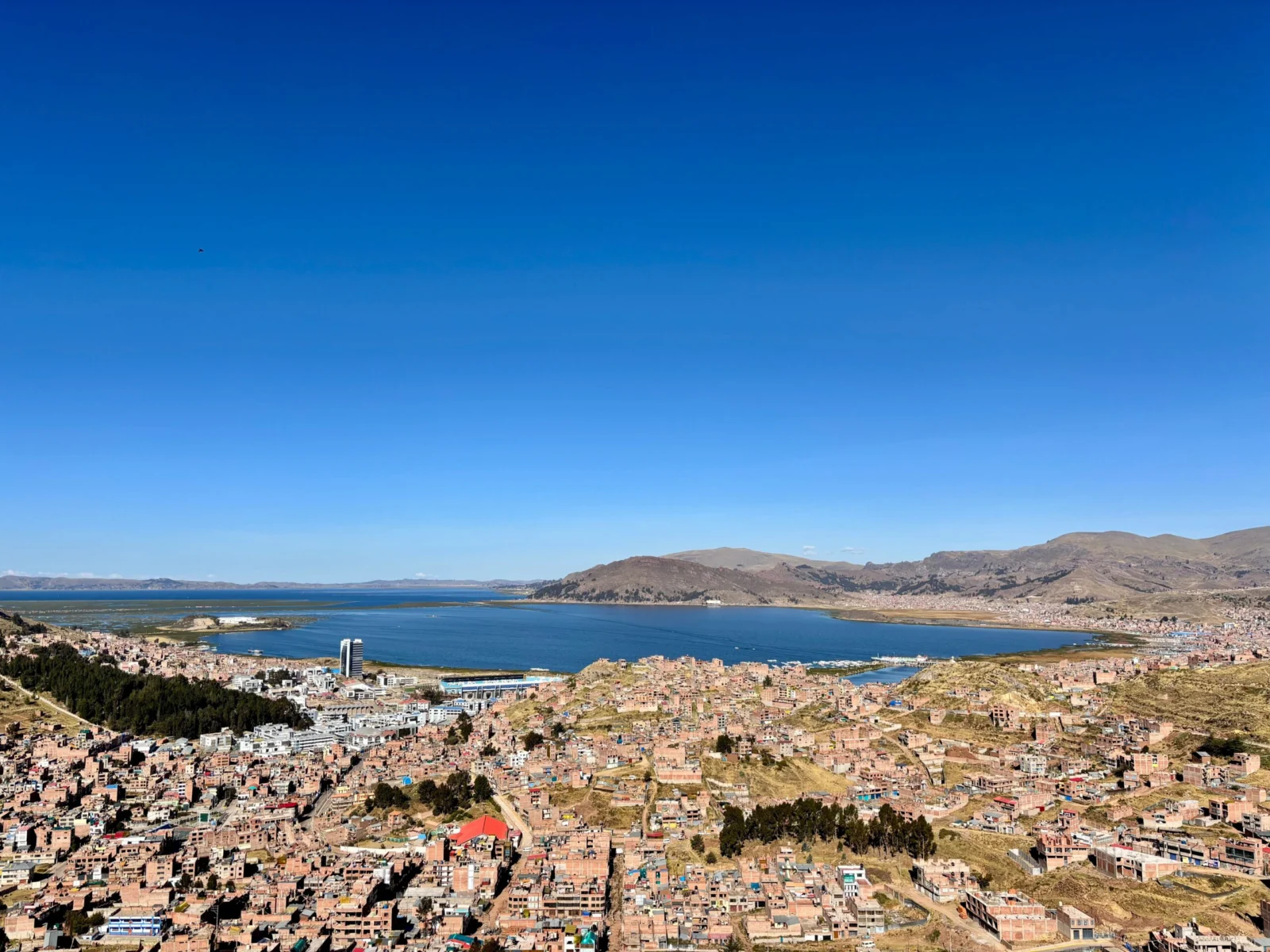 Puno y el lago Titicaca desde lo alto, a unos 3.830 m